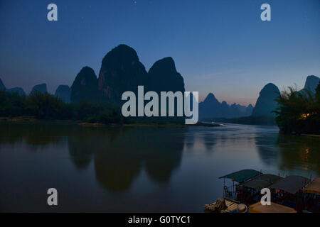 La lumière bleue sur la célèbre 20 yuan vue sur la rivière Li et les montagnes de calcaire à Xingping, région autonome du Guangxi, Chine Banque D'Images