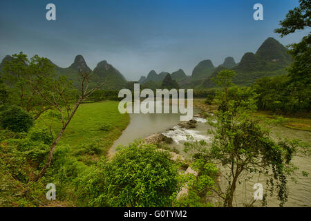 Paysages de montagne calcaire sur la rivière Li à Xingping, région autonome du Guangxi, Chine Banque D'Images