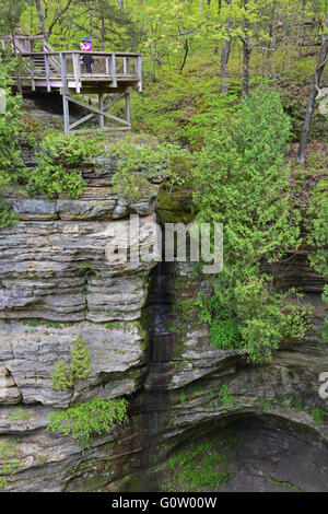 Un randonneur se dresse sur une plate-forme à l'oublier de Wildcat Canyon dans Starved Rock State Park sur les rives de la rivière Illinois. Banque D'Images