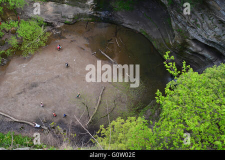 En regardant les randonneurs en Wildcat Canyon à Starved Rock State Park sur les rives de la rivière Illinois. Banque D'Images