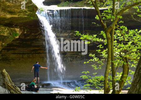 Les randonneurs avec un chien à la cascade dans la salle Canyon à Starved Rock State Park sur les rives de la rivière Illinois. Banque D'Images