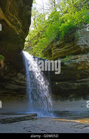 La chute de la falaise de grès de La Salle Canyon dans Starved Rock State Park sur les rives de la rivière Illinois. Banque D'Images