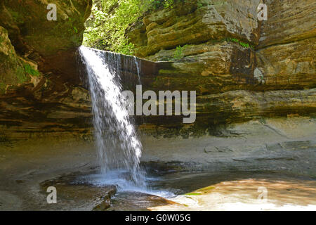 La chute de la falaise de grès de La Salle Canyon dans Starved Rock State Park sur les rives de la rivière Illinois. Banque D'Images