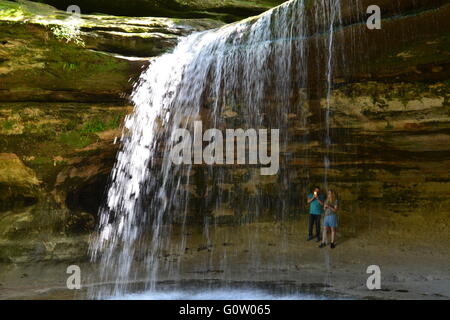 Les randonneurs à la falaise de grès cascade dans la salle Canyon à Starved Rock State Park sur les rives de la rivière Illinois. Banque D'Images