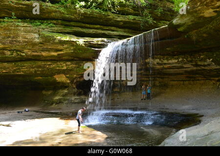 Les randonneurs à la falaise de grès cascade dans la salle Canyon à Starved Rock State Park sur les rives de la rivière Illinois. Banque D'Images