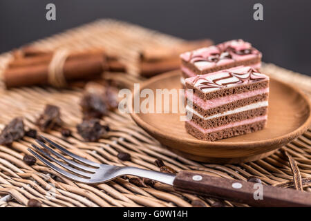 Desserts en couches décoratives on white plate Banque D'Images