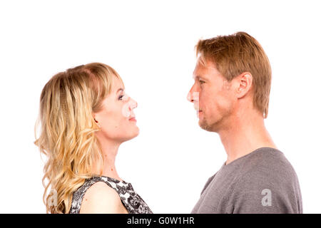 Portrait of happy couple isolé sur fond blanc. Homme séduisant et de la femme d'être ludique. Banque D'Images