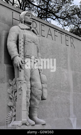 Grand monument en forme de militaire américain, vu dans le cimetière américain de Cambridgeshire, Royaume-Uni Banque D'Images