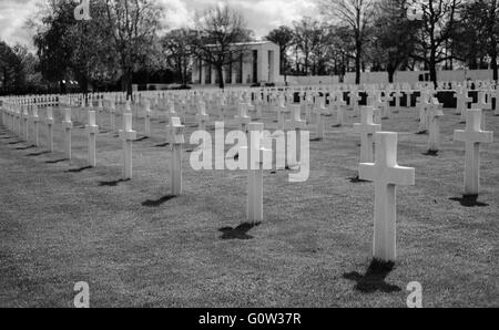 La deuxième Guerre mondiale cimetière américain montrant les nombreuses pierres tombales dans le cimetière bien gardé. Banque D'Images