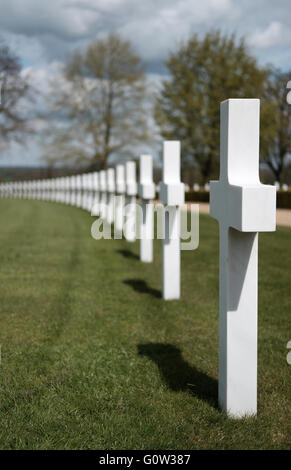 La deuxième Guerre mondiale cimetière américain montrant les nombreuses pierres tombales dans le cimetière bien gardé. Banque D'Images