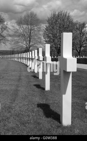 La deuxième Guerre mondiale cimetière américain montrant les nombreuses pierres tombales dans le cimetière bien gardé. Banque D'Images