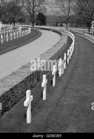 La deuxième Guerre mondiale cimetière américain montrant les nombreuses pierres tombales dans le cimetière bien gardé. Banque D'Images