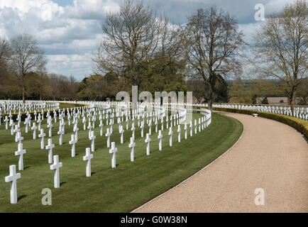 La deuxième Guerre mondiale cimetière américain montrant les nombreuses pierres tombales dans le cimetière bien gardé. Banque D'Images