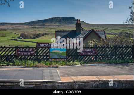 Horton-en-Ribblesdale Station et Pen-y-Ghent Banque D'Images