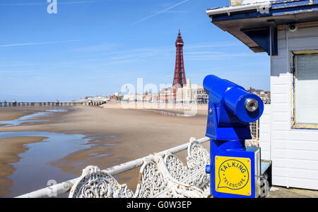 Télescope touristique situé sur central pier et pointait vers l'emblématique de la tour de Blackpool de Blackpool, lancashire, uk Banque D'Images