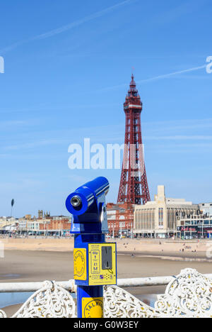 Télescope touristique situé sur central pier et pointait vers l'emblématique de la tour de Blackpool de Blackpool, lancashire, uk Banque D'Images