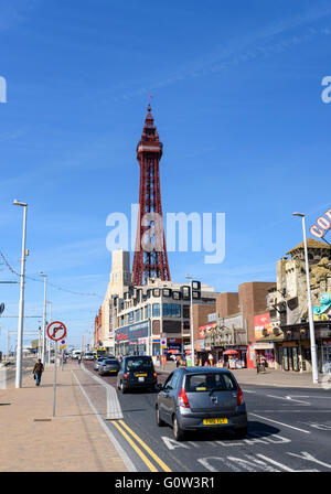 Afficher le nord le long de la promenade en direction de l'emblématique tour de Blackpool de Blackpool, lancashire, uk Banque D'Images