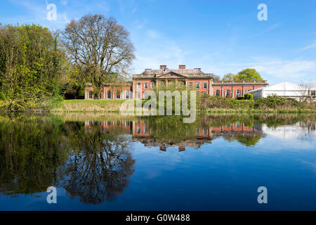 Colwick Hall Hotel, reflétée dans un lac à Colwick Park à Nottingham, Nottinghamshire England UK Banque D'Images