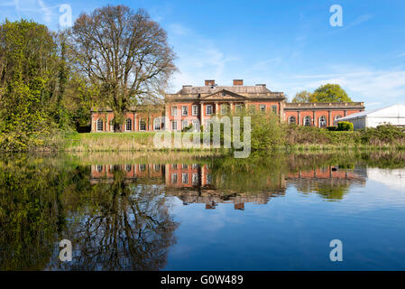 Colwick Hall Hotel, reflétée dans un lac à Colwick Park à Nottingham, Nottinghamshire England UK Banque D'Images