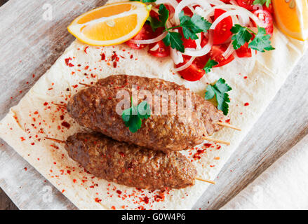 Kebab grillé la viande sur des brochettes en bois avec des légumes Banque D'Images