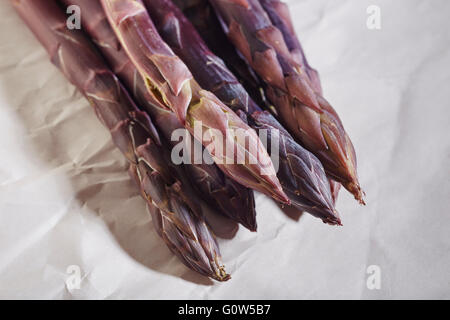 Branches de matières premières asperges violettes de comté de Lancaster en Pennsylvanie, USA Banque D'Images