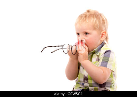 Funny boy avec pomme rouge et verres, portrait, isolated on white Banque D'Images