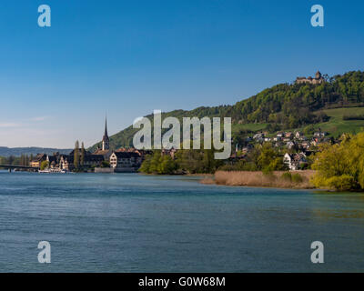 Vue depuis l'île de werd groupe sur le Rhin, derrière la vieille ville de Stein am Rhein et le château Hohenklingen, Canton de Sc Banque D'Images