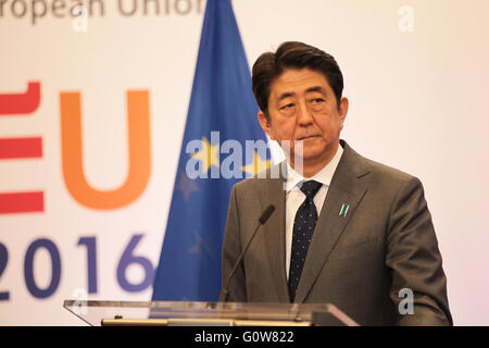 Bruxelles, Belgique. 06Th Mai, 2016. Le premier ministre japonais Shinzo Abe lors de sa visite à l'Union européenne. Le premier ministre japonais Shinzo Abe rencontre le président du Conseil européen, Donald Tusk, et le président de la Commission européenne, Jean-Claude Juncker. La visite est la partie de l'European tour en préparation du G7 au sommet qui se tiendra dans le Japon, d'Ise-Shima, également pour discuter de partenariat économique UE-Japon et de l'accord de libre-échange. © Arie Asona/Pacific Press/Alamy Live News Banque D'Images