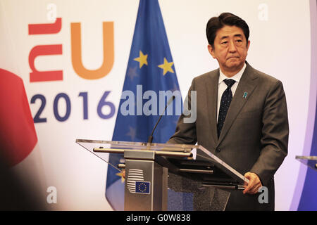 Bruxelles, Belgique. 06Th Mai, 2016. Le premier ministre japonais Shinzo Abe lors de sa visite à l'Union européenne. Le premier ministre japonais Shinzo Abe rencontre le président du Conseil européen, Donald Tusk, et le président de la Commission européenne, Jean-Claude Juncker. La visite est la partie de l'European tour en préparation du G7 au sommet qui se tiendra dans le Japon, d'Ise-Shima, également pour discuter de partenariat économique UE-Japon et de l'accord de libre-échange. © Arie Asona/Pacific Press/Alamy Live News Banque D'Images