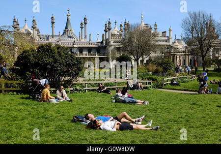 Brighton, UK. 4 mai, 2016. Visiteurs bronzer dans Brighton Pavilion Gardens aujourd'hui qu'elles bénéficient du temps de printemps chaud et ensoleillé avec des températures devrait atteindre plus de 20 degrés centigrades le week-end prochain en Grande-Bretagne . Crédit : Simon Dack/Alamy Live News Banque D'Images