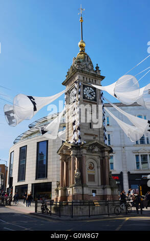 Brighton, UK. 4 mai, 2016. Brighton clock towers a été décoré comme la ville se prépare pour le début de Brighton Festival Fringe et événements qui commencent le week-end prochain Crédit : Simon Dack/Alamy Live News Banque D'Images