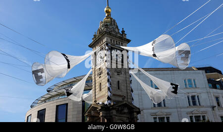 Brighton, UK. 4 mai, 2016. Brighton clock towers a été décoré comme la ville se prépare pour le début de Brighton Festival Fringe et événements qui commencent le week-end prochain Crédit : Simon Dack/Alamy Live News Banque D'Images