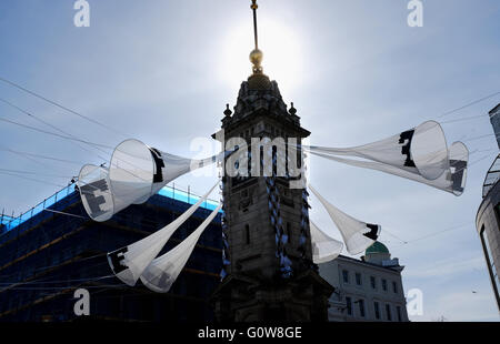 Brighton, UK. 4 mai, 2016. Brighton clock towers a été décoré comme la ville se prépare pour le début de Brighton Festival Fringe et événements qui commencent le week-end prochain Crédit : Simon Dack/Alamy Live News Banque D'Images