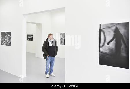 Ceske Budejovice, République tchèque. 4 mai, 2016. Photographe tchèque Antonin Kratochvil ouvre son exposition à Ceske Budejovice, République tchèque, le mercredi 4 mai 2016. © Vaclav Pancer/CTK Photo/Alamy Live News Banque D'Images