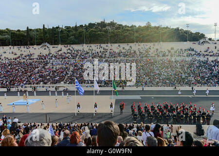 Athènes, Grèce. Apr 27, 2016. Vue panoramique sur le stade panathénaïque lors de la cérémonie d'ouverture. © Panagiotis Limperopoulos/Pacific Press/Alamy Live News Banque D'Images