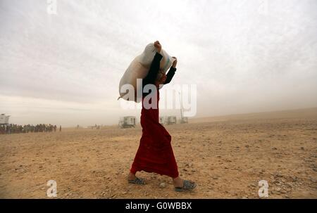 Amman. 4 mai, 2016. Un réfugié syrien promenades pour un camp à côté de la Jordanie le Jordan-Syria Royashed ville frontière près en Jordanie le 4 mai 2016. © Mohammad Abu Ghosh/Xinhua/Alamy Live News Banque D'Images