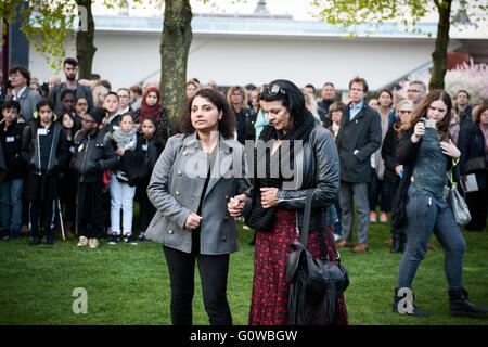 Amsterdam, Pays-Bas. 4 mai, 2016.Le maire d'Amsterdam, Eberhard Van der Laan horizons chaque année avec beaucoup d'enfants de l'école primaire, l'Frankendael Nelson Mandela et les étudiants de l'École de Oost Projet étudiant Week-end poèmes l'ours. Suivi également par des centaines de personnes dans une marche silencieuse à la mémoire national sur la place du Dam. Le point de départ est le Stedelijk Museum, dans la Museumplein et s'arrête au monument aux Roms et Sinti, les femmes de Ravensbrück et l'Armée déchue entendre Blazer. Credit : Romy Fernandez Arroyo/Alamy Live News. Banque D'Images