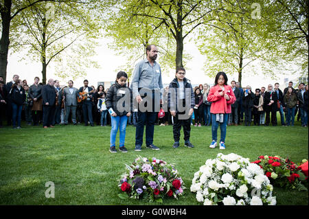 Amsterdam, Pays-Bas. 4 mai, 2016.Le maire d'Amsterdam, Eberhard Van der Laan horizons chaque année avec beaucoup d'enfants de l'école primaire, l'Frankendael Nelson Mandela et les étudiants de l'École de Oost Projet étudiant Week-end poèmes l'ours. Suivi également par des centaines de personnes dans une marche silencieuse à la mémoire national sur la place du Dam. Le point de départ est le Stedelijk Museum, dans la Museumplein et s'arrête au monument aux Roms et Sinti, les femmes de Ravensbrück et l'Armée déchue entendre Blazer. Credit : Romy Fernandez Arroyo/Alamy Live News. Banque D'Images