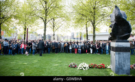 Amsterdam, Pays-Bas. 4 mai, 2016.Le maire d'Amsterdam, Eberhard Van der Laan horizons chaque année avec beaucoup d'enfants de l'école primaire, l'Frankendael Nelson Mandela et les étudiants de l'École de Oost Projet étudiant Week-end poèmes l'ours. Suivi également par des centaines de personnes dans une marche silencieuse à la mémoire national sur la place du Dam. Le point de départ est le Stedelijk Museum, dans la Museumplein et s'arrête au monument aux Roms et Sinti, les femmes de Ravensbrück et l'Armée déchue entendre Blazer. Credit : Romy Fernandez Arroyo/Alamy Live News. Banque D'Images