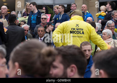 Glasgow, Royaume-Uni. 04 mai, 2016. Les partisans de SNP participant à la manifestation qui a accueilli Premier ministre Nicola Sturgeon le mercredi 4 mai 2016 Crédit : Chrisselle Mowatt/Alamy Live News Banque D'Images