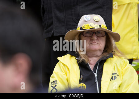 Glasgow, Royaume-Uni. 04 mai, 2016. Les partisans de SNP participant à la manifestation qui a accueilli Premier ministre Nicola Sturgeon le mercredi 4 mai 2016 Crédit : Chrisselle Mowatt/Alamy Live News Banque D'Images