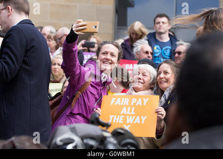 Glasgow, Royaume-Uni. 04 mai, 2016. Les partisans de SNP participant à la manifestation qui a accueilli Premier ministre Nicola Sturgeon le mercredi 4 mai 2016 Crédit : Chrisselle Mowatt/Alamy Live News Banque D'Images