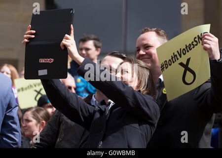 Glasgow, Royaume-Uni. 04 mai, 2016. Les partisans de SNP participant à la manifestation qui a accueilli Premier ministre Nicola Sturgeon le mercredi 4 mai 2016 Crédit : Chrisselle Mowatt/Alamy Live News Banque D'Images