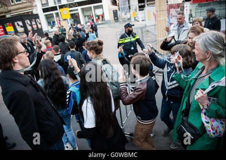 Amsterdam, Pays-Bas. 4 mai, 2016.Le maire d'Amsterdam, Eberhard Van der Laan horizons chaque année avec beaucoup d'enfants de l'école primaire, l'Frankendael Nelson Mandela et les étudiants de l'École de Oost Projet étudiant Week-end poèmes l'ours. Suivi également par des centaines de personnes dans une marche silencieuse à la mémoire national sur la place du Dam. Le point de départ est le Stedelijk Museum, dans la Museumplein et s'arrête au monument aux Roms et Sinti, les femmes de Ravensbrück et l'Armée déchue entendre Blazer. Credit : Romy Fernandez Arroyo/Alamy Live News. Banque D'Images