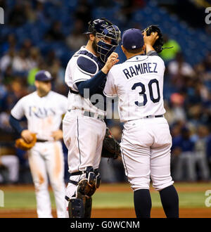 Saint Petersburg, Florida, USA. 4 mai, 2016. Vous VRAGOVIC | fois.Rays de Tampa Bay catcher Curt Casali (19) entretiens avec Rays de Tampa Bay relief pitcher Erasmo Ramirez (30) en sixième manche du match entre les Rays de Tampa Bay et les Dodgers de Los Angeles au Tropicana Field à Saint-Pétersbourg, en Floride, le mercredi 4 mai 2016. © Vous Vragovic/Tampa Bay Times/ZUMA/Alamy Fil Live News Banque D'Images