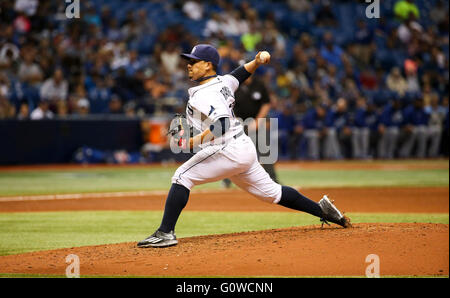 Saint Petersburg, Florida, USA. 4 mai, 2016. Vous VRAGOVIC | fois.Rays de Tampa Bay relief pitcher Erasmo Ramirez (30) pierres en sixième manche du match entre les Rays de Tampa Bay et les Dodgers de Los Angeles au Tropicana Field à Saint-Pétersbourg, en Floride, le mercredi 4 mai 2016. © Vous Vragovic/Tampa Bay Times/ZUMA/Alamy Fil Live News Banque D'Images