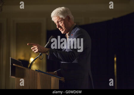 Los Angeles, Californie, USA. 4 mai, 2016. L'ancien Président Bill Clinton fait une apparition dans le quartier Koreatown de Los Angeles, Californie pour faire campagne pour le candidat démocrate à son épouse Hillary Clinton. Les primaires démocrates de Californie est prévue pour le 7 juin. Credit : Mariel Calloway/ZUMA/Alamy Fil Live News Banque D'Images