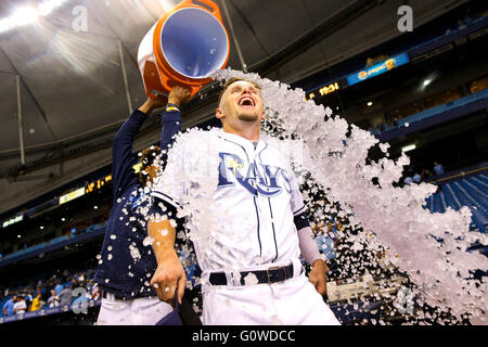 Saint Petersburg, Florida, USA. 4 mai, 2016. Vous VRAGOVIC | fois.Rays de Tampa Bay le voltigeur Brandon Guyer (5) est arrosé par les Rays de Tampa Bay le lanceur partant Chris Archer (22) après le match entre les Rays de Tampa Bay et les Dodgers de Los Angeles au Tropicana Field à Saint-Pétersbourg, en Floride, le mercredi 4 mai 2016. Les Rays de Tampa Bay a battu les Dodgers de Los Angeles 8-5. © Vous Vragovic/Tampa Bay Times/ZUMA/Alamy Fil Live News Banque D'Images