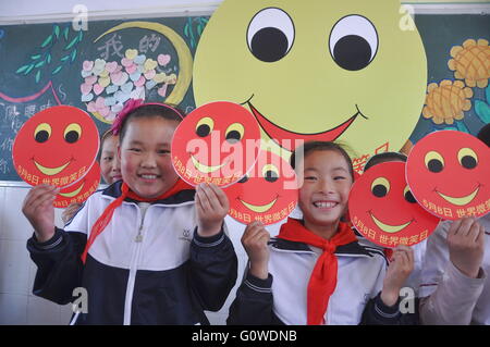 4 mai 2016 - Donghai, Donghai, CHN - Donghai, CHINE - 4 mai 2016 : (usage éditorial uniquement. Chine ) Les élèves d'école primaire Linian ont une plaisanterie la concurrence et sélectionnez smile ambassadors pour célébrer la Journée mondiale de sourire. Elle est célébrée le premier vendredi du mois d'octobre de chaque année. L'idée de monde sourire jour a été inventé et lancé par Harvey Ball, un artiste commercial de Worcester, Massachusetts. Harvey Ball est connu pour avoir créé le Smiley en 1963. La première Journée mondiale de sourire a eu lieu en l'année 1999 et a lieu chaque année depuis. Après Harvey est mort en 2001, le ''Har Banque D'Images