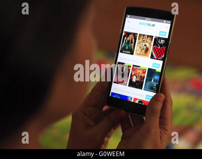 Mumbai, Maharashtra, Inde. Apr 28, 2016. 28 avril 2016 - Mumbai, Inde :.Une famille indienne à regarder des films sur Smart Phone.numérique maintenant devenir un moyen privilégié pour l'industrie de la télévision de l'Inde l'Inde est en retard sur les marchés développés lorsqu'il s'agit de l'écoute de vidéo en ligne, au milieu de défis, y compris une mauvaise infrastructure internet et le coût des données et services sur abonnement. Mais la consommation de programmes en ligne est en croissance rapide, bien qu'à partir de niveaux relativement bas, et des chaînes de télévision se préparent à un boom de l'avenir de l'industrie, que le nombre de smartphone et int Banque D'Images